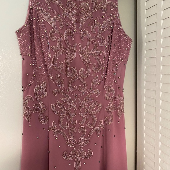 Dresses - Picture 4 of 5